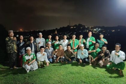 Jajaran pengurus Pimpinan Anak Cabang (PAC) GP Ansor Kebomas mengabadikan momen di Situs Giri Kedaton Gresik seusai menggelar rutinan Rijalul Ansor, Senin (3/2/2025) malam. Foto: dok PAC GP Ansor Kebomas/NUGres