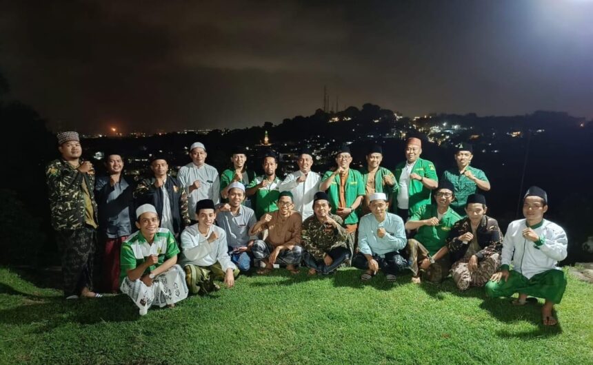 Jajaran pengurus Pimpinan Anak Cabang (PAC) GP Ansor Kebomas mengabadikan momen di Situs Giri Kedaton Gresik seusai menggelar rutinan Rijalul Ansor, Senin (3/2/2025) malam. Foto: dok PAC GP Ansor Kebomas/NUGres