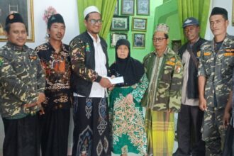 Sejumlah pengurus Pimpinan Anak Cabang (PAC) GP Ansor dan Banser Panceng bertakziah dan menyerahkan bantuan "Ansor Peduli" kepada keluarga almarhum Ndan Munir, Senin (10/2/2025). Foto: dok PAC GP Ansor Panceng/NUGres