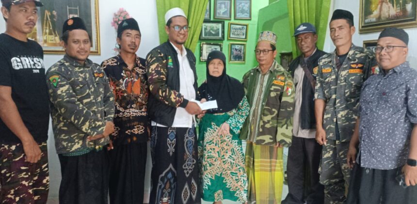 Sejumlah pengurus Pimpinan Anak Cabang (PAC) GP Ansor dan Banser Panceng bertakziah dan menyerahkan bantuan "Ansor Peduli" kepada keluarga almarhum Ndan Munir, Senin (10/2/2025). Foto: dok PAC GP Ansor Panceng/NUGres