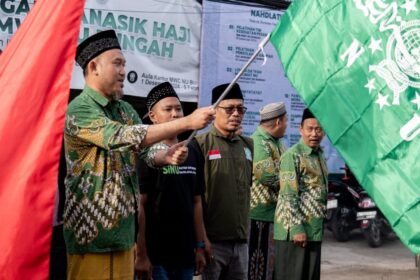 Ketua Tanfidziyah MWCNU Bungah KH Ala'uddin saat melepas Pawai Ta'aruf Harlah ke-102 Nahdlatul Ulama yang diikuti ribuan warga Nahdliyin, pada Sabtu (1/2/2025) pagi. Foto: dok LTN MWCNU Bungah/NUGres