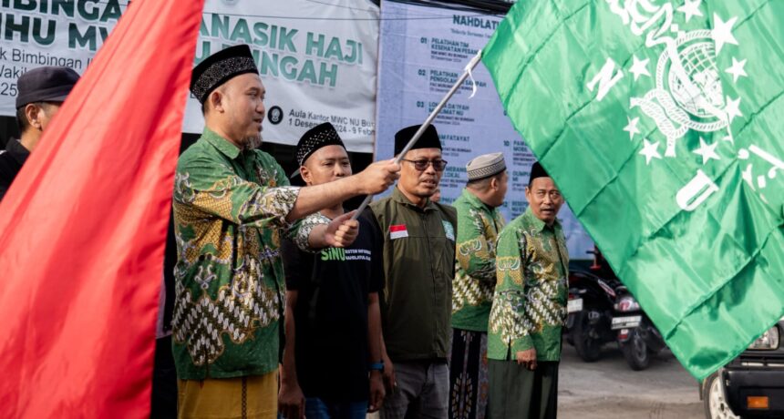 Ketua Tanfidziyah MWCNU Bungah KH Ala'uddin saat melepas Pawai Ta'aruf Harlah ke-102 Nahdlatul Ulama yang diikuti ribuan warga Nahdliyin, pada Sabtu (1/2/2025) pagi. Foto: dok LTN MWCNU Bungah/NUGres