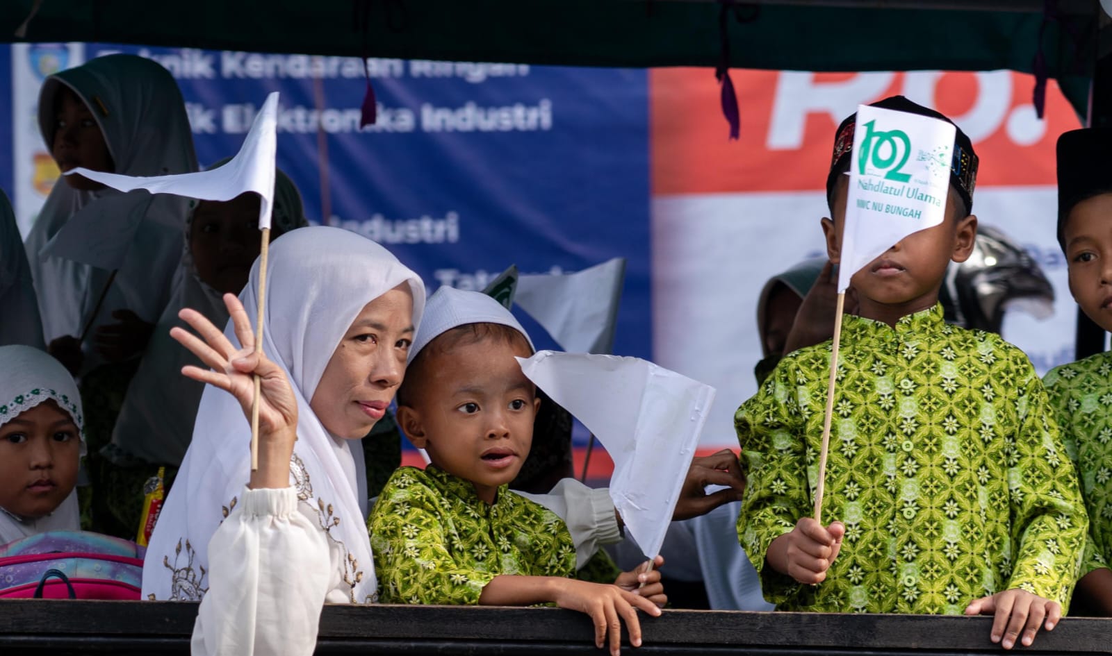 Dengan menggunakan mobil odong-odong, pawai ta'aruf yang melintasi sejumlah desa di Kecamatan Bungah menjadi upaua mengenalkan dan mempekokoh eksistensi Nahdlatul Ulama Wakil Cabang NU Bungah. Foto: dok LTN MWCNU Bungah/NUGres