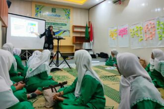 Jajaran pengurus Pimpinan Cabang (PC) Fatayat NU Gresik mengikuti dengan antusias, Ngaji PDPRT, PPOA, hingga rancang rencana stategis dalam 5 Tahun. Foto: dok PC Fatayat NU Gresik/NUGres