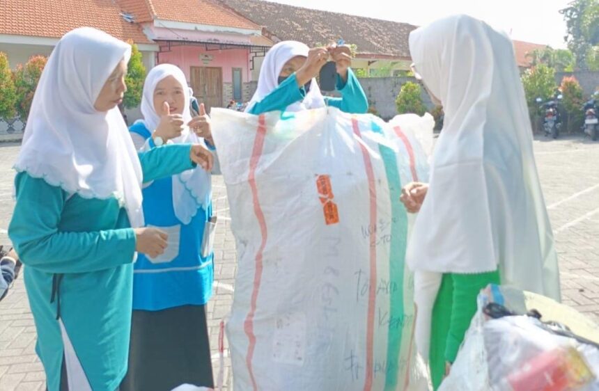 Peringatan Hari Peduli Sampah mewarnai pertemuan rutin yang diselenggarakan Pimpinan Anak Cabang (PAC) Fatayat NU Cerme berkolaborasi dengan Dinas Lingkungan Hidup Kabupaten Gresik, pada Ahad (16/2/2025). Foto: dok PAC Fatayat NU Cerme/NUGres