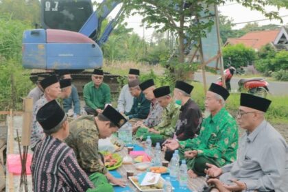 Sejumlah pengurus MWCNU Dukun menggelar doa bersama di momen peletakan batu pertama pembangunan kantor baru Koperasi Simpan Pinjam Pembiayaan Syariah Nahdlatul Ulama (KSPPS NU Dukun) pada Rabu (12/2/2025) pagi. Foto: dok KSPPS NU Dukun/NUGres