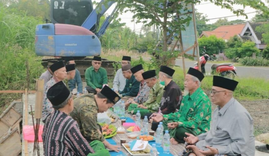 Sejumlah pengurus MWCNU Dukun menggelar doa bersama di momen peletakan batu pertama pembangunan kantor baru Koperasi Simpan Pinjam Pembiayaan Syariah Nahdlatul Ulama (KSPPS NU Dukun) pada Rabu (12/2/2025) pagi. Foto: dok KSPPS NU Dukun/NUGres