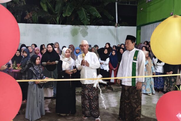 Pemangku Pondok Pesantren Al Karimi Tebuwung Dukun Gresik, KH Abdul Muhshi didampingi Nyai Hj Afiyah Wijirahayu saat meresmikan Kantor Sekretariat Pondok Putri. Foto: dok PP Al Karimi Tebuwung/NUGres