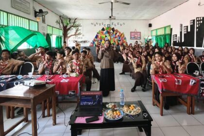 Pimpinan Komisariat (PK) IPNU IPPNU SMA Nusantara Bungah Gresik, membekali ketrampilan siswa Public Speaking, Kamis (13/2/2025). Foto: dok PK IPNU IPPNU SMA Nusantara Bungah/NUGres