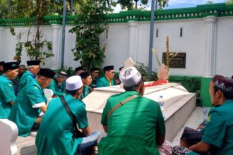 Puluhan kader GP Ansor dari Ranting Purworejo Desa Metatu Kecamatan Benjeng Gresik, menggelar ziarah Muassis NU di Jombang, Ahad (16/2/2025). Foto: dok PR GP Ansor Purworejo/NUGres