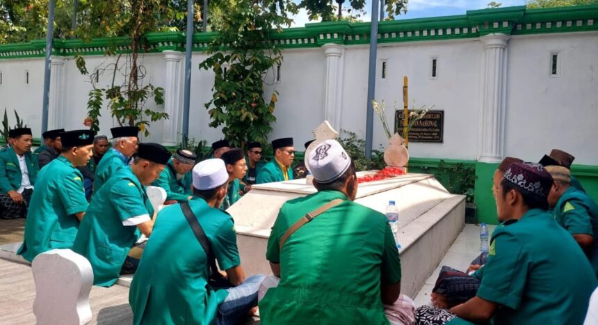 Puluhan kader GP Ansor dari Ranting Purworejo Desa Metatu Kecamatan Benjeng Gresik, menggelar ziarah Muassis NU di Jombang, Ahad (16/2/2025). Foto: dok PR GP Ansor Purworejo/NUGres