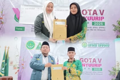 Rekan Dandi dan Rekanita Abel (memakai batik), ditetapkan sebagai nakhoda baru PR IPNU IPPNU Banyuurip Ujungpangkah Gresik dalam Rapat Anggota ke-V. Foto: dok PR IPNU IPPNU Banyuurip/NUGres