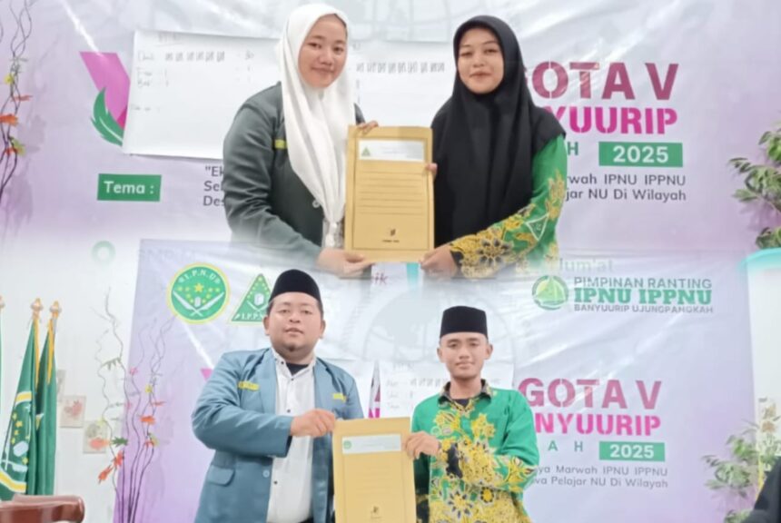 Rekan Dandi dan Rekanita Abel (memakai batik), ditetapkan sebagai nakhoda baru PR IPNU IPPNU Banyuurip Ujungpangkah Gresik dalam Rapat Anggota ke-V. Foto: dok PR IPNU IPPNU Banyuurip/NUGres