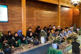 Sejumlah anggota, pengurus, dan alumni Pimpinan Ranting (PR) IPNU IPPNU Tambakrejo Duduksampeyan melakukan rihlah ziarah ke makam pendiri IPNU IPPNU dan masyayikh di Yogyakarta. Foto: dok PR IPNU IPPNU Tambakrejo/NUGres