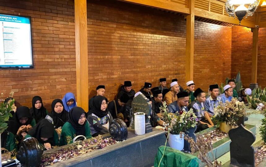 Sejumlah anggota, pengurus, dan alumni Pimpinan Ranting (PR) IPNU IPPNU Tambakrejo Duduksampeyan melakukan rihlah ziarah ke makam pendiri IPNU IPPNU dan masyayikh di Yogyakarta. Foto: dok PR IPNU IPPNU Tambakrejo/NUGres