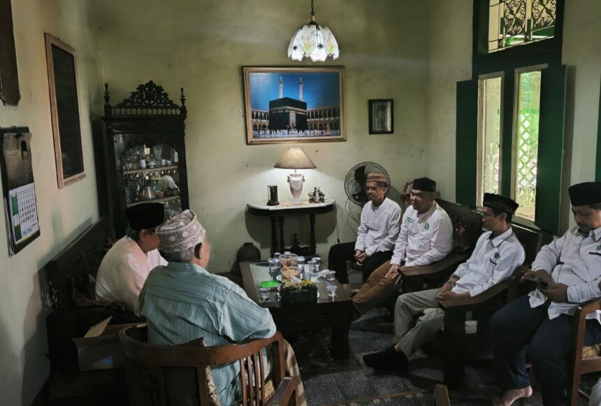 Tim Pengurus Wilayah Nahdlatul Ulama Jawa Timur (PWNU Jatim) berkunjung ke Rumah Arsip KH Umar Burhan, Selasa (18/2/2025). Foto: Syafi Jamhari/NUGres