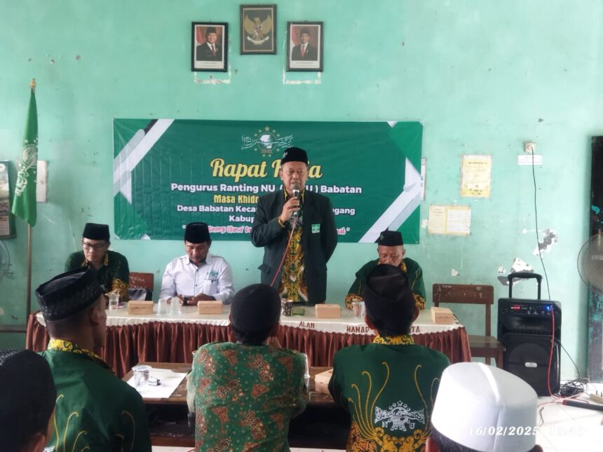 Ketua MWCNU Balongpanggang, H. Moch. Machmud, saat menyampaika sejumlah arahan dalam Rapat Kerja ke-I PRNU Babatan Balongpanggang, Gresik, pada Ahad (16/2/2025). Foto: dok PRNU Babatan/NUGres