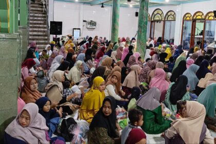 Ribuan warga di Desa Mojopurowetan Kecamatan Bungah dengan kompak dan penuh kebersamaan mengikuti rangkaian peringatan Isra' Mi'raj, Nisfu Sya'ban, dan menyambut Ramadhan 1446 Hijriah. Foto: dok PRNU Mojopurowetan/NUGres