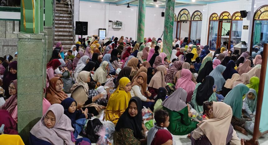 Ribuan warga di Desa Mojopurowetan Kecamatan Bungah dengan kompak dan penuh kebersamaan mengikuti rangkaian peringatan Isra' Mi'raj, Nisfu Sya'ban, dan menyambut Ramadhan 1446 Hijriah. Foto: dok PRNU Mojopurowetan/NUGres