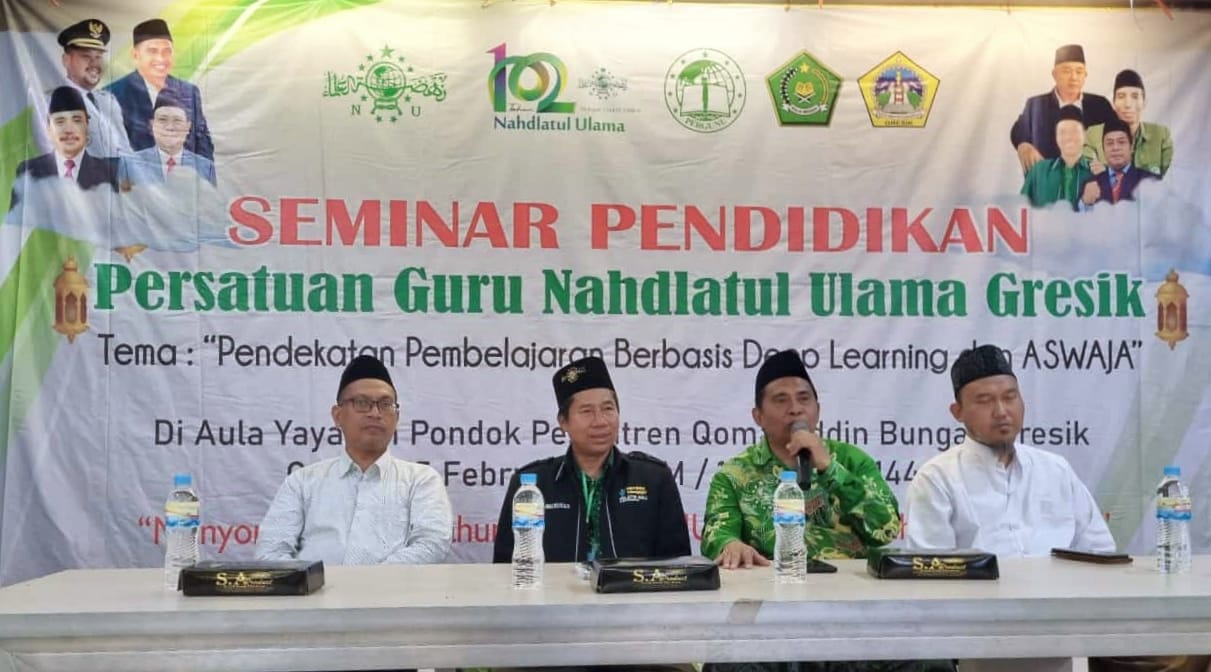 Ketua Tanfidziyah PCNU Gresik Dr KH Mulyadi MM didampingi oleh pemangku Pondok Pesantren Qomaruddin KH M Ala'uddin, pengurus YPP Qomaruddin dan Ketua PC Pergunu Gresik. Foto: dok PC Pergunu Gresik/NUGres