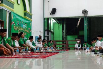 Ratusan kader GP Ansor Gresik dari Pimpinan Anak Cabang (PAC) di Kecamatan Sidayu, Ujungpangkah, Dukun dan Panceng, dengan khidmat mengikuti Safari Ramadan 1446 Hijriah, Kamis (13/3/2025) malam. Foto: NUGres