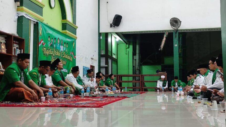 Ratusan kader GP Ansor Gresik dari Pimpinan Anak Cabang (PAC) di Kecamatan Sidayu, Ujungpangkah, Dukun dan Panceng, dengan khidmat mengikuti Safari Ramadan 1446 Hijriah, Kamis (13/3/2025) malam. Foto: NUGres