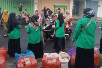 Pimpinan Ranting (PR) Fatayat NU Kalirejo Kecamatan Dukun Gresik menggelar bagi-bagi ratusan takjil, Kamis (20/3/2025). Foto: dok PR Fatayat NU Kalirejo/NUGres