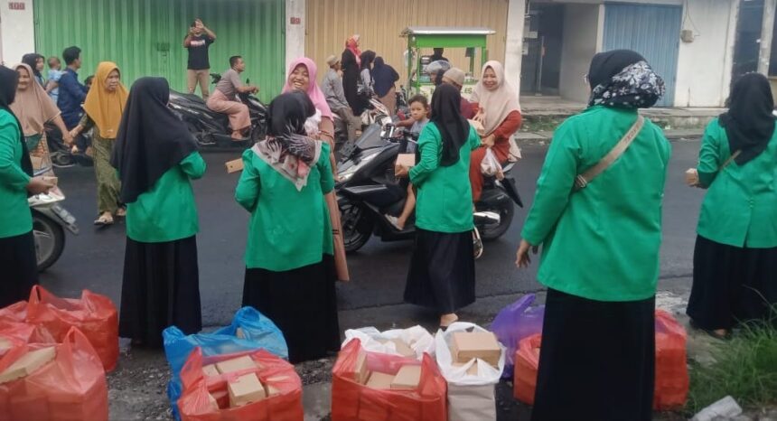 Pimpinan Ranting (PR) Fatayat NU Kalirejo Kecamatan Dukun Gresik menggelar bagi-bagi ratusan takjil, Kamis (20/3/2025). Foto: dok PR Fatayat NU Kalirejo/NUGres