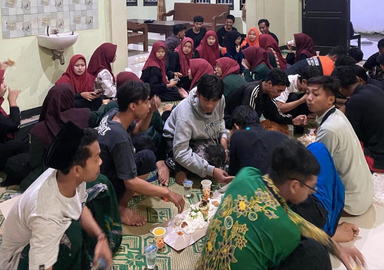 Setelah berbagi kebahagiaan dengan membagikan takjil, para pegiat organisasi pelajar NU di Sidayu ini pun buka puasa bersama. Foto: dok PAC IPNU IPPNU Sidayu/NUGres