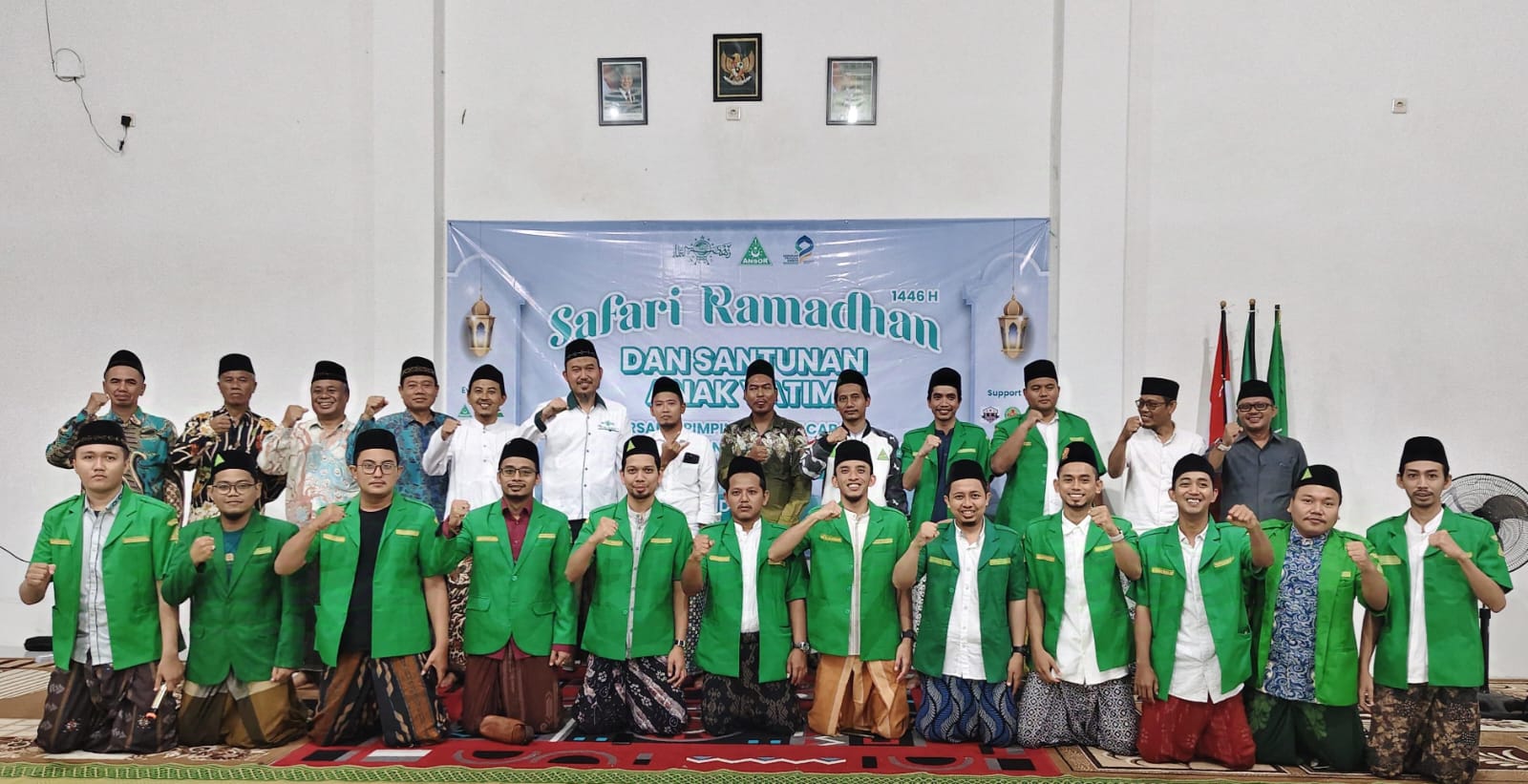 Elemen Nahdlatul Ulama mengabadikan momen dengan berfoto bersama usai gelaran Safari Ramadan di Desa Mojopurogede, Kecamatan Bungah, Kabupaten Gresik. Foto: dok PAC GP Ansor Bungah