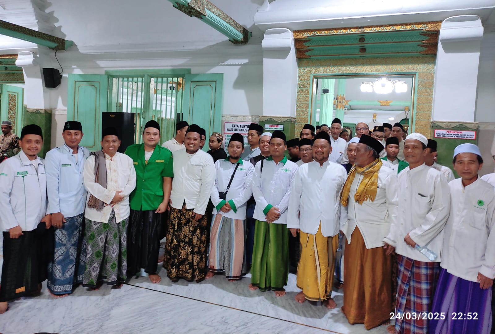 Usai mengikuti munajat Malam Selawe dengan penuh antusias, jamaah mengabadikan momen dengan para tokoh yang hadir. Foto: NUGres