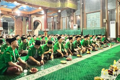 Ratusan kader GP Ansor Gresik dari Korwil Selatan (Menganti, Driyorejo, Kedamean, dan Wringinanom) menghadiri puncak Safari Ramadan 1446 Hijriah, Selasa (18/3/2025) malam. Foto: dok PC GP Ansor Gresik/NUGres