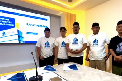 Jazilul Fawaid (Gus Jazil) saat melakukan soft launching Universitas Sunan Gresik, pada Ahad (16/3/2025) malam, bertepatan dengan Malam Nuzulul Quran di bulan Ramadan. Acara tersebut diadakan di lingkungan Pondok Pesantren Modern Sunanul Muhtadin, Kertosono Sidayu Gresik, Jawa Timur. Foto: ist/NUGres