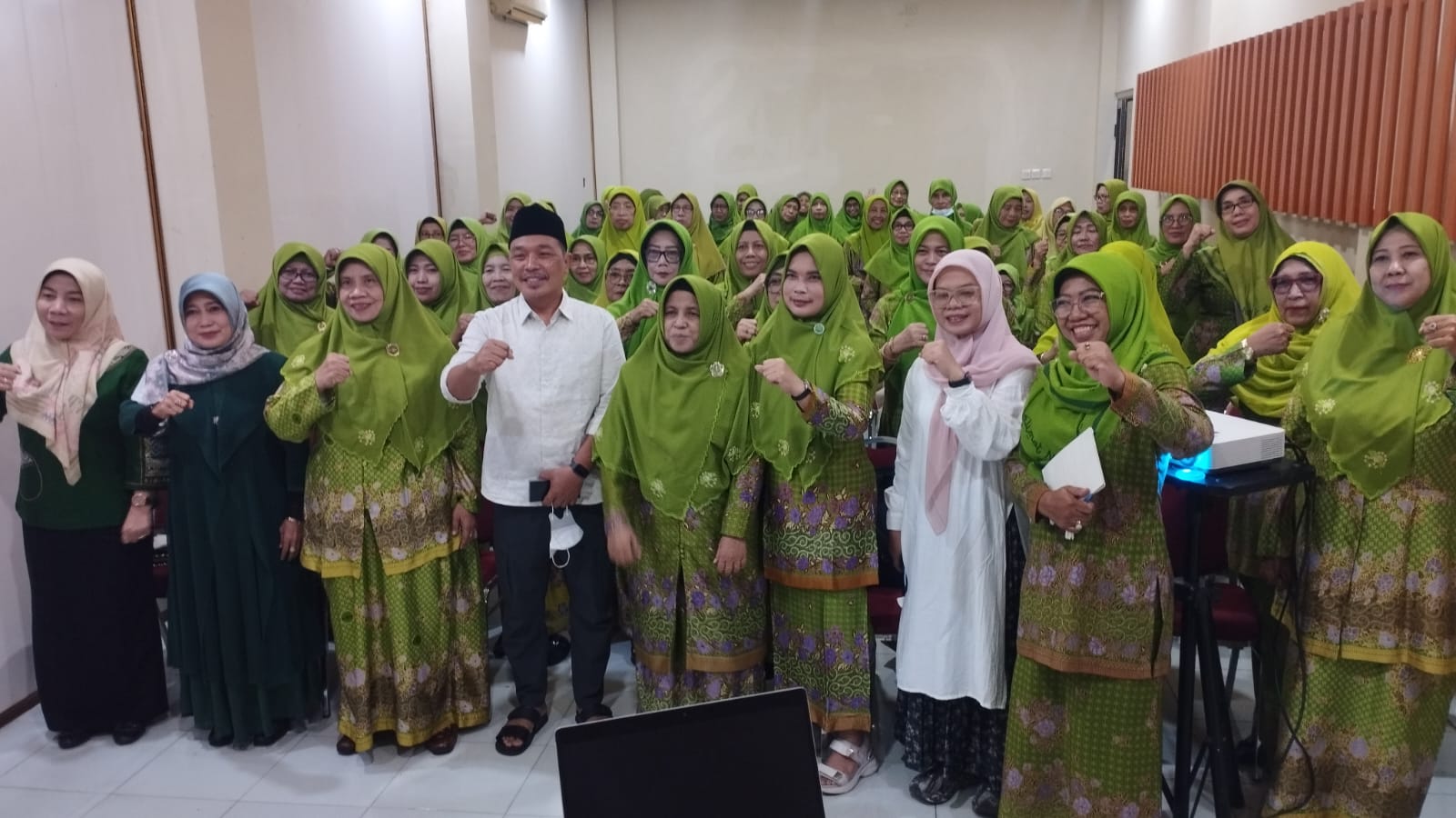 Jajaran Pimpinan Cabang Muslimat NU Gresik, Pimpinan Anak Cabang Muslimat NU Gresik, Kadinsos Gresik, Kadinkes Gresik, Kadis LH Gresik dan Anggota DPRD Provinsi Jatim mengabadikan momen dengan berfoto bersama. Foto: dok PC Muslimat NU Gresik/NUGres