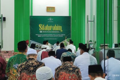 Pengurus Cabang Nahdlatul Ulama (PCNU) Gresik menggelar acara Silaturahmi dan Buka Puasa Bersama dengan Bupati Gresik, Fandi Akhmad Yani, (Gus Yani) serta Wakil Bupati, dr Asluchul Alif (dokter Alif), pada Ahad (23/3/2025) di Gedung PCNU Gresik. Foto: NUGres