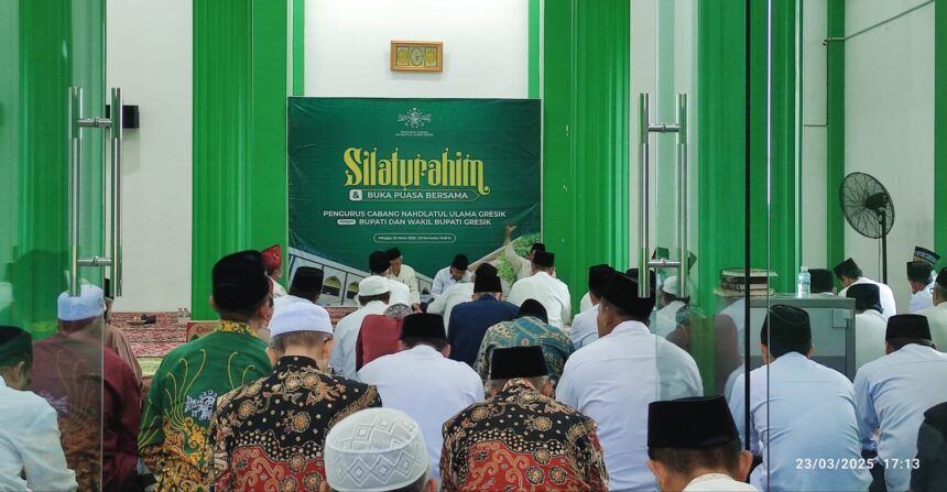 Pengurus Cabang Nahdlatul Ulama (PCNU) Gresik menggelar acara Silaturahmi dan Buka Puasa Bersama dengan Bupati Gresik, Fandi Akhmad Yani, (Gus Yani) serta Wakil Bupati, dr Asluchul Alif (dokter Alif), pada Ahad (23/3/2025) di Gedung PCNU Gresik. Foto: NUGres