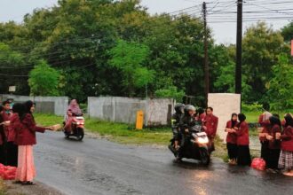 Pelajar NU yang tergabung dalam Pimpinan Komisariat (PK) IPNU IPPNU SMA Nusantara Bungah menggelar bagi takjil kepada pengguna jalan, Rabu (19/3/2025). Foto: dok PK IPNU IPPNU SMA Nusantara Bungah/NUGres