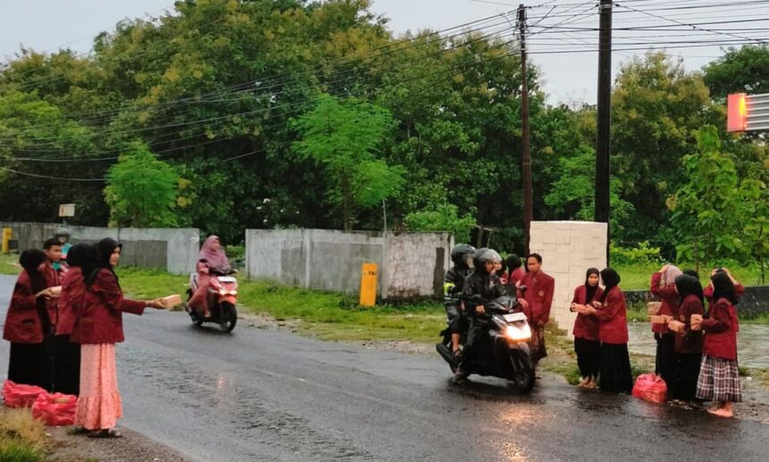 Pelajar NU yang tergabung dalam Pimpinan Komisariat (PK) IPNU IPPNU SMA Nusantara Bungah menggelar bagi takjil kepada pengguna jalan, Rabu (19/3/2025). Foto: dok PK IPNU IPPNU SMA Nusantara Bungah/NUGres