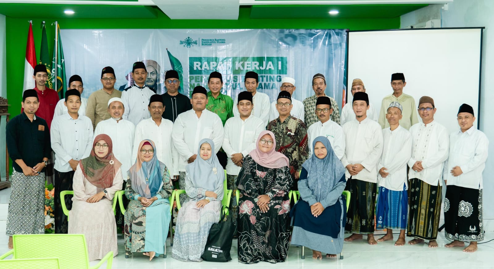 Jajaran Pengurus Ranting Nahdlatul Ulama Bungah masa khidmat 2024 - 2029 dalam Rapat Kerja Perdana. Foto: dok LTN PRNU Bungah/NUGres