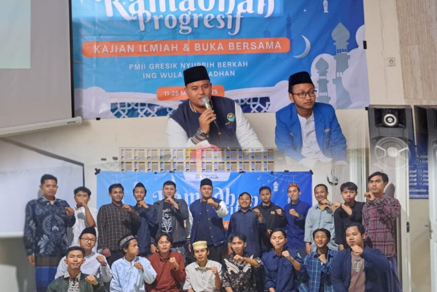 Gus Syams saat mengisi kajian Ramadhan yang diselenggarakan oleh kepada para kader Pergerakan Mahasiswa Islam Indonesia (PMII) Cabang Gresik. Foto: dok PMII Gresik/NUGres