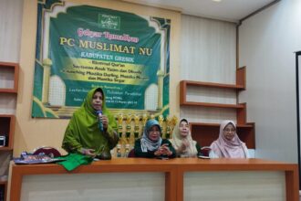 Ketua Pimpinan Cabang Muslimat NU Gresik, Nyai Hj Aliyah Ghozali saat menyampaikan sambutan kegiatan peluncuran 3 program Muslimat NU, Sabtu (15/3/2025). Foto: dok PC Muslimat NU Gresik/NUGres