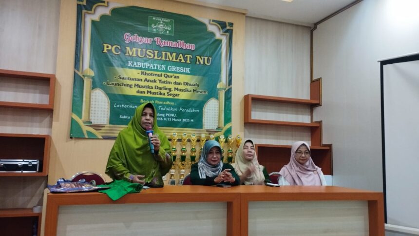 Ketua Pimpinan Cabang Muslimat NU Gresik, Nyai Hj Aliyah Ghozali saat menyampaikan sambutan kegiatan peluncuran 3 program Muslimat NU, Sabtu (15/3/2025). Foto: dok PC Muslimat NU Gresik/NUGres