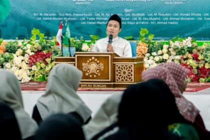 Pertemuan Kesepuluh Lailatul Kopdar MWCNU Bungah di Bulan Ramadan 1446 Hijriah, Gus As'ad menjelaskan empat maqolah Hadratyssyaikh KH Hasyim Asy'ari dalam kitab 'Al-misku Al-faih'. Foto: dok LTN MWCNU Bungah/NUGres