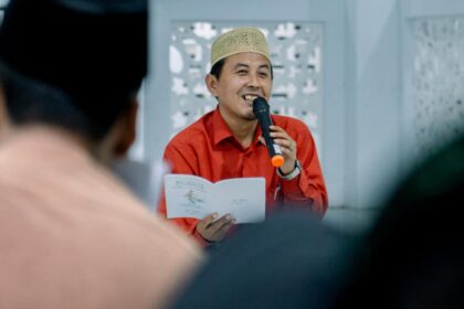 Pertemuan ketigabelas Lailatul Kopdar MWCNU Bungah di Bulan Ramadan 1446 Hijriah, Ustadz Syamsul Arifin menjelaskan maqolah ke-20 Hadratussyaikh KH Hasyim Asy'ari dalam kitab 'Al-misku Al-faih'. Foto: dok LTN MWCNU Bungah/NUGres