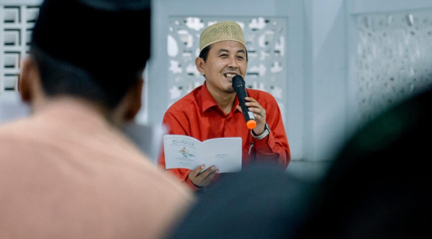 Pertemuan ketigabelas Lailatul Kopdar MWCNU Bungah di Bulan Ramadan 1446 Hijriah, Ustadz Syamsul Arifin menjelaskan maqolah ke-20 Hadratussyaikh KH Hasyim Asy'ari dalam kitab 'Al-misku Al-faih'. Foto: dok LTN MWCNU Bungah/NUGres