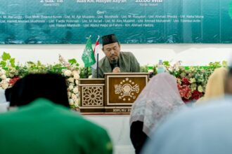 KH M. Ala'uddin saat menyampaikan pengajian kitab kitab Al-Misku Al-Faih, dalam Lailatul Kopdar hari pertama, Ahad (2/3/2025) malam di bulan Ramadan 1446 H. Foto: dok LTN MWCNU Bungah/NUGres