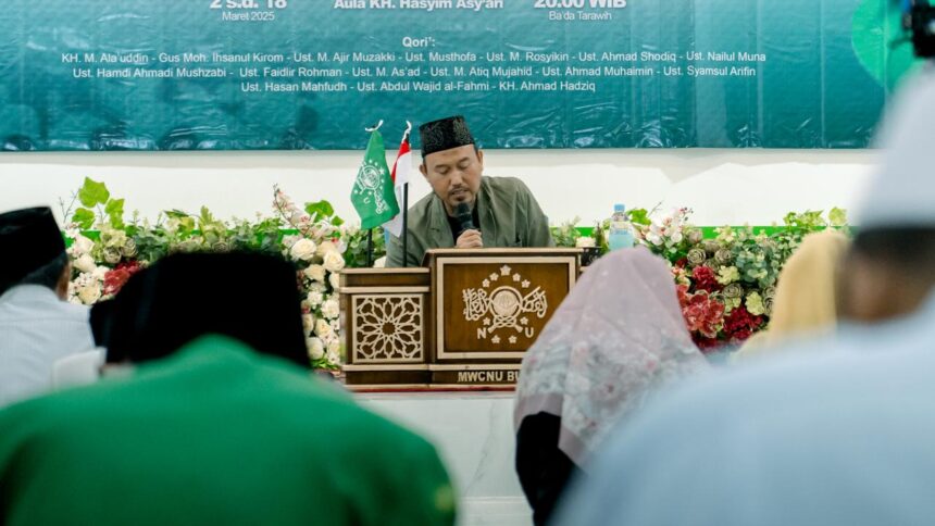 KH M. Ala'uddin saat menyampaikan pengajian kitab kitab Al-Misku Al-Faih, dalam Lailatul Kopdar hari pertama, Ahad (2/3/2025) malam di bulan Ramadan 1446 H. Foto: dok LTN MWCNU Bungah/NUGres