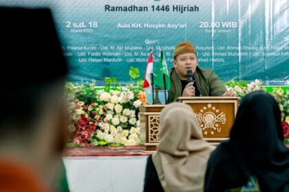 Pertemuan Kedelapan Lailatul Kopdar MWCNU Bungah di Bulan Ramadan 1446 Hijriah, Ustadz Hamdi menjelaskan maqolah Hadratussyaikh KH Hasyim Asy'ari dalam kitab 'Al-misku Al-faih'. Foto: dok LTN MWCNU Bungah/NUGres