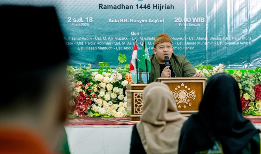 Pertemuan Kedelapan Lailatul Kopdar MWCNU Bungah di Bulan Ramadan 1446 Hijriah, Ustadz Hamdi menjelaskan maqolah Hadratussyaikh KH Hasyim Asy'ari dalam kitab 'Al-misku Al-faih'. Foto: dok LTN MWCNU Bungah/NUGres