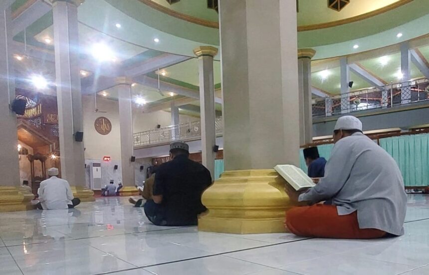 Suasana khataman Al Qur’an memperingati malam Nuzulul Qur’an di Masjid Jami’ Kiai Gede Bungah, Ahad (16/3/2025). Foto: ist/NUGres